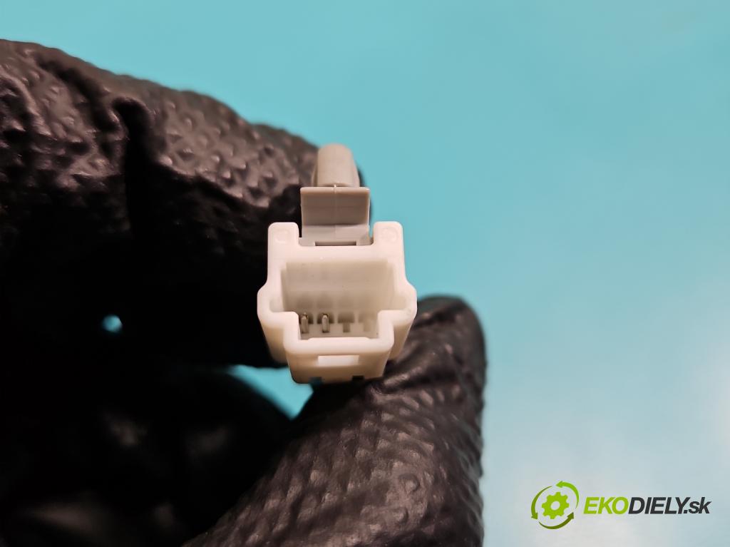 Nissan Qashqai II J11 2013-2021 1.2 T 116 HP manual 85 kW 1197 cm3 5- Pohovka: zadné  (Sedadlo)