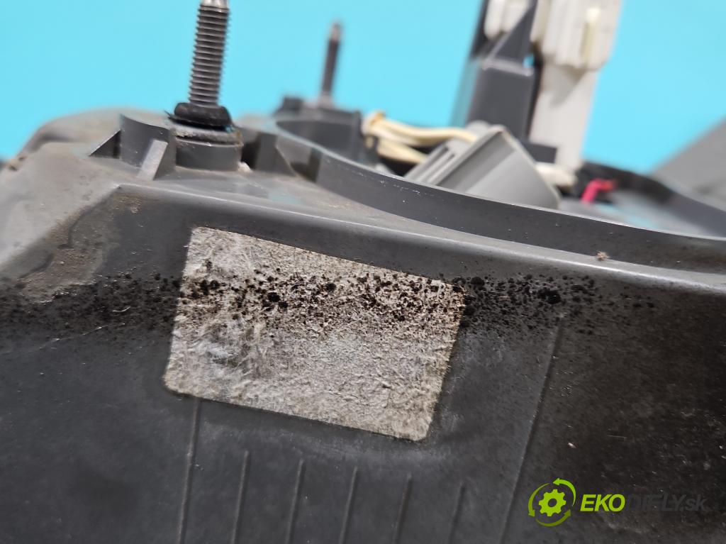 Toyota Avensis III T27 2009-2018 1.8 vvti 147 HP manual 108 kW 1798 cm3 5- svetlo / reflektor zadné ľavé  (Kľučka dverí ostatné)