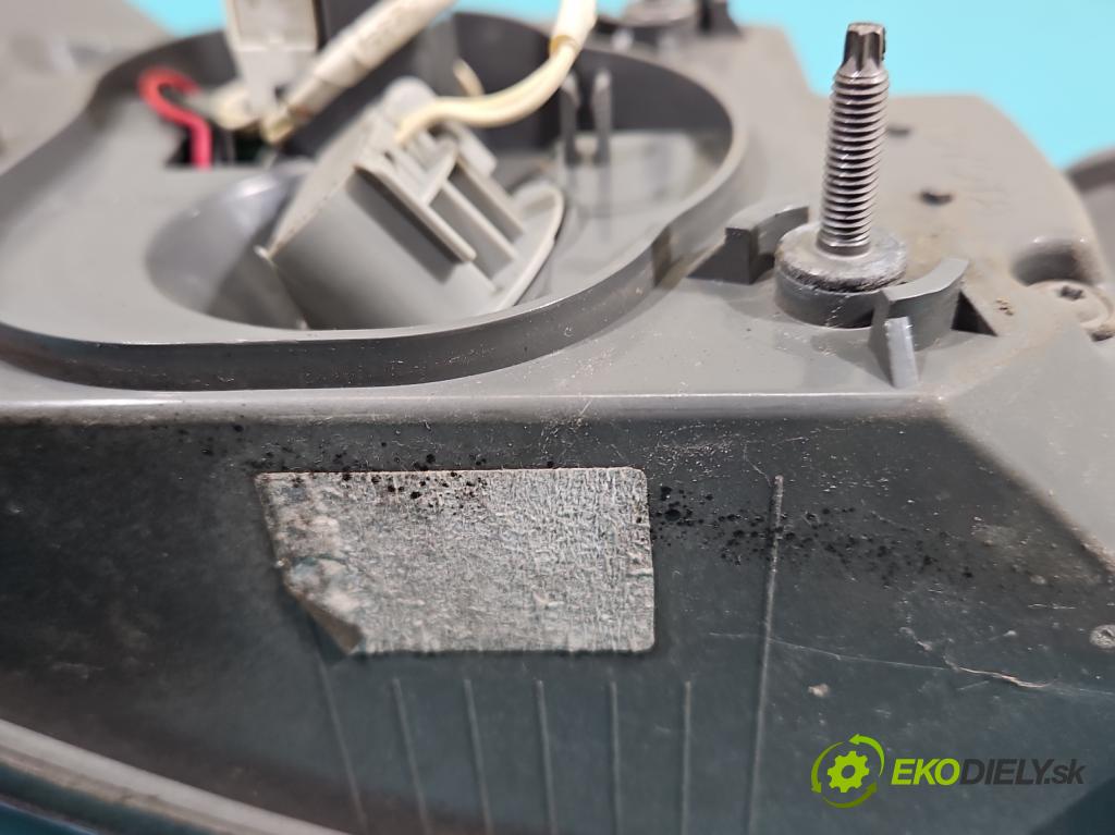 Toyota Avensis III T27 2009-2018 1.8 vvti 147 HP manual 108 kW 1798 cm3 5- svetlo / reflektor zadné pravé  (Kľučka dverí ostatné)