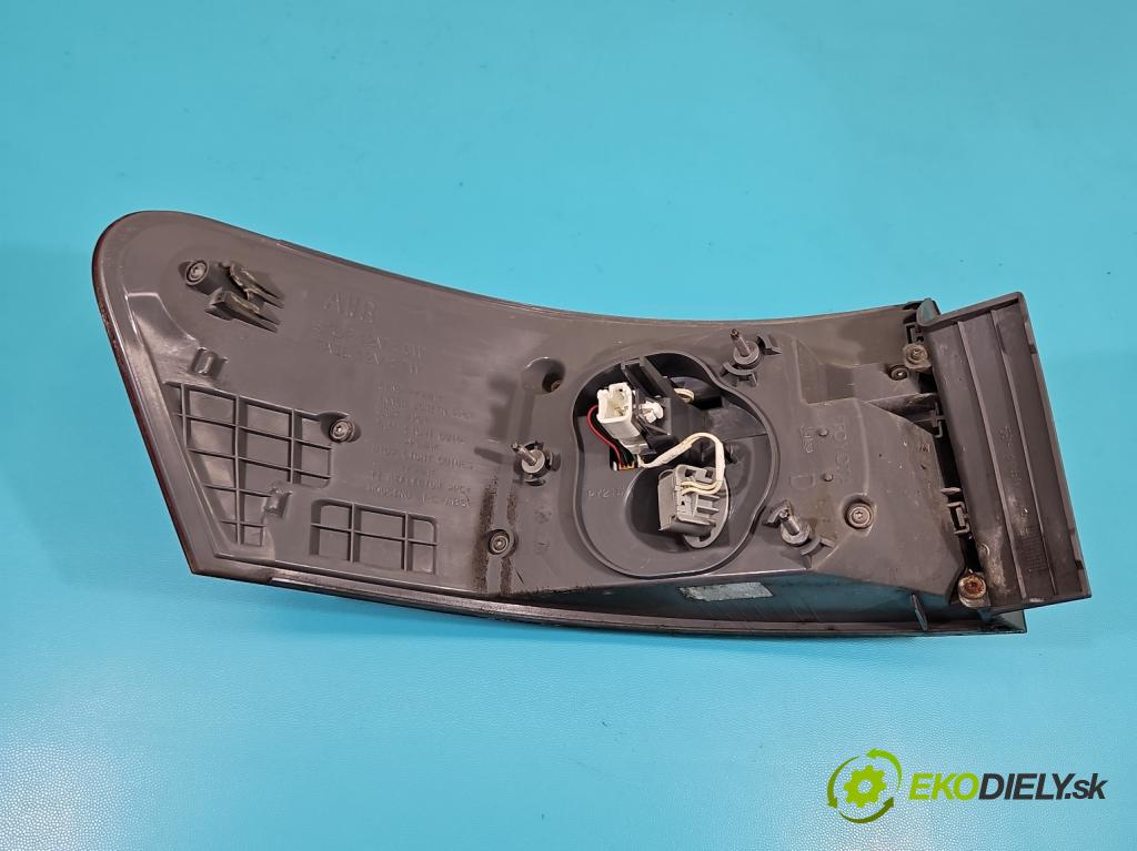 Toyota Avensis III T27 2009-2018 1.8 vvti 147 HP manual 108 kW 1798 cm3 5- svetlo / reflektor zadné pravé  (Kľučka dverí ostatné)