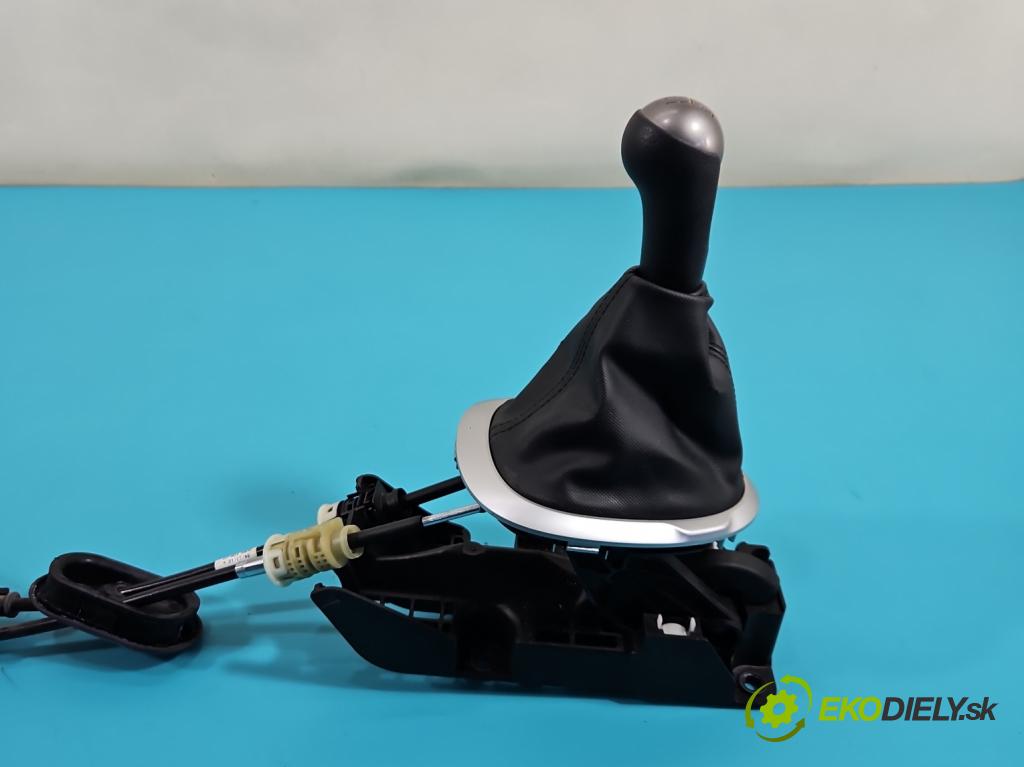 Nissan Juke I 2010-2019 1.6 16V 117 HP manual 86 kW 1598 cm3 5- Páka: Změny: stupeň,rýchlosť  (Rýchlostná páka (kulisa))