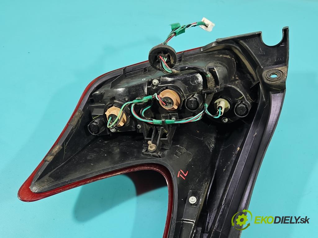 Nissan Juke I 2010-2019 1.6 16V 117 hp manual 86 kW 1598 cm3 5- světlo zadní levé  (Klika dveří ostatní)