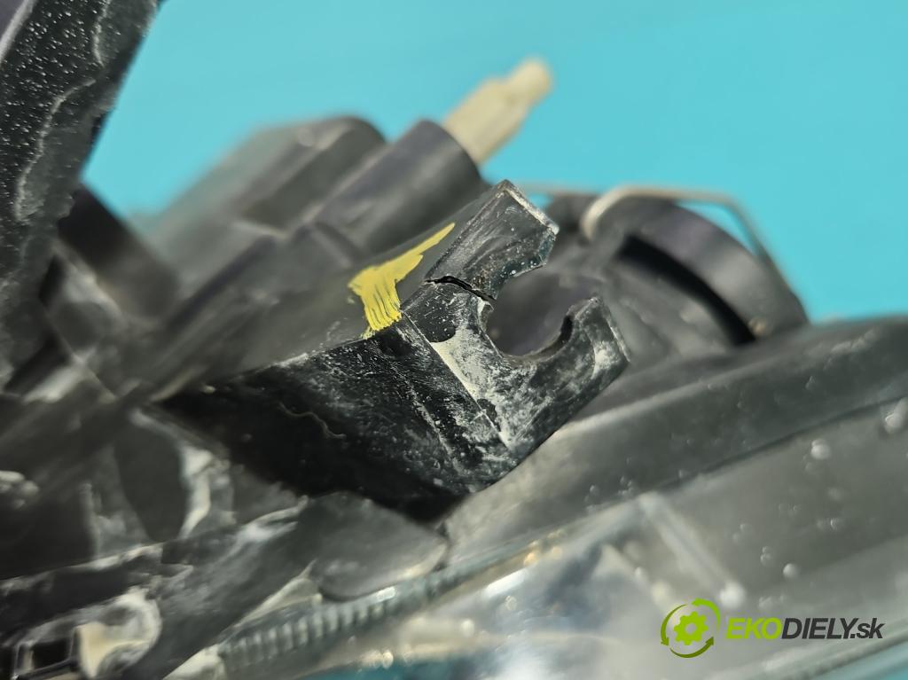 Renault Clio III 2005-2012 1.2 16V 75 HP manual 55 kW 1149 cm3 5- Reflektor: pravý  (Svetlo predné pravé)