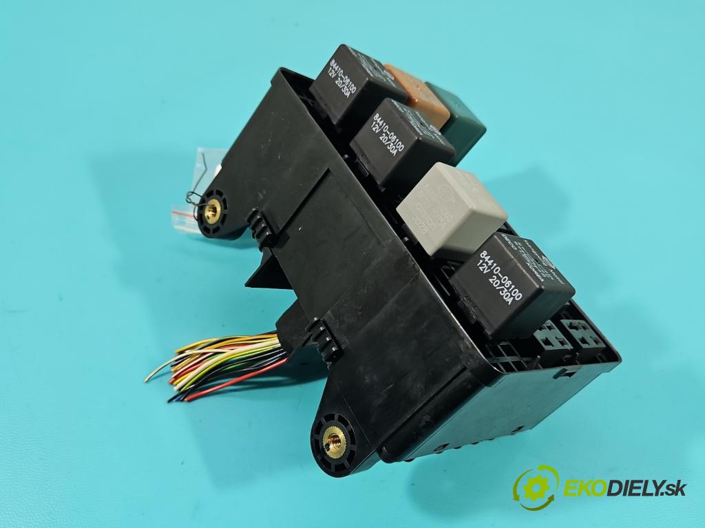 Ssangyong Rexton I 2001-2017 2.0 (671960) 155 hp automatic 114 kW 1998 cm3 5- skříňka pojistková 821B0-08236 (Pojistková skříňka)