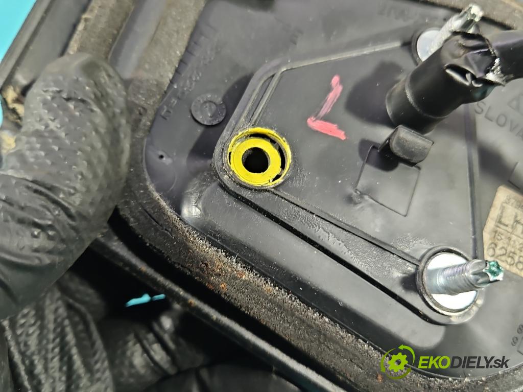 Toyota Yaris II 2005-2011 1.3 vvti 87 hp manual 64 kW 1298 cm3 5- zpětné zrcátko levé  (Klika dveří ostatní)