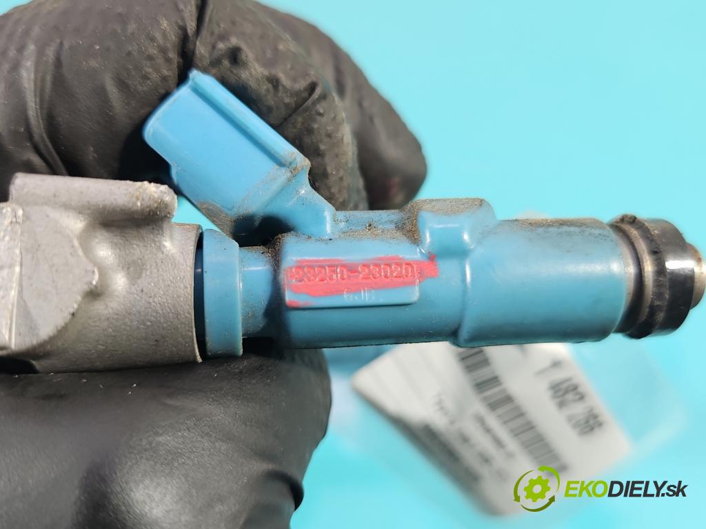 Toyota Yaris II 2005-2011 1.3 vvti 87 HP manual 64 kW 1298 cm3 5- vstrek 23250-23020 (Vstrekovač paliva)