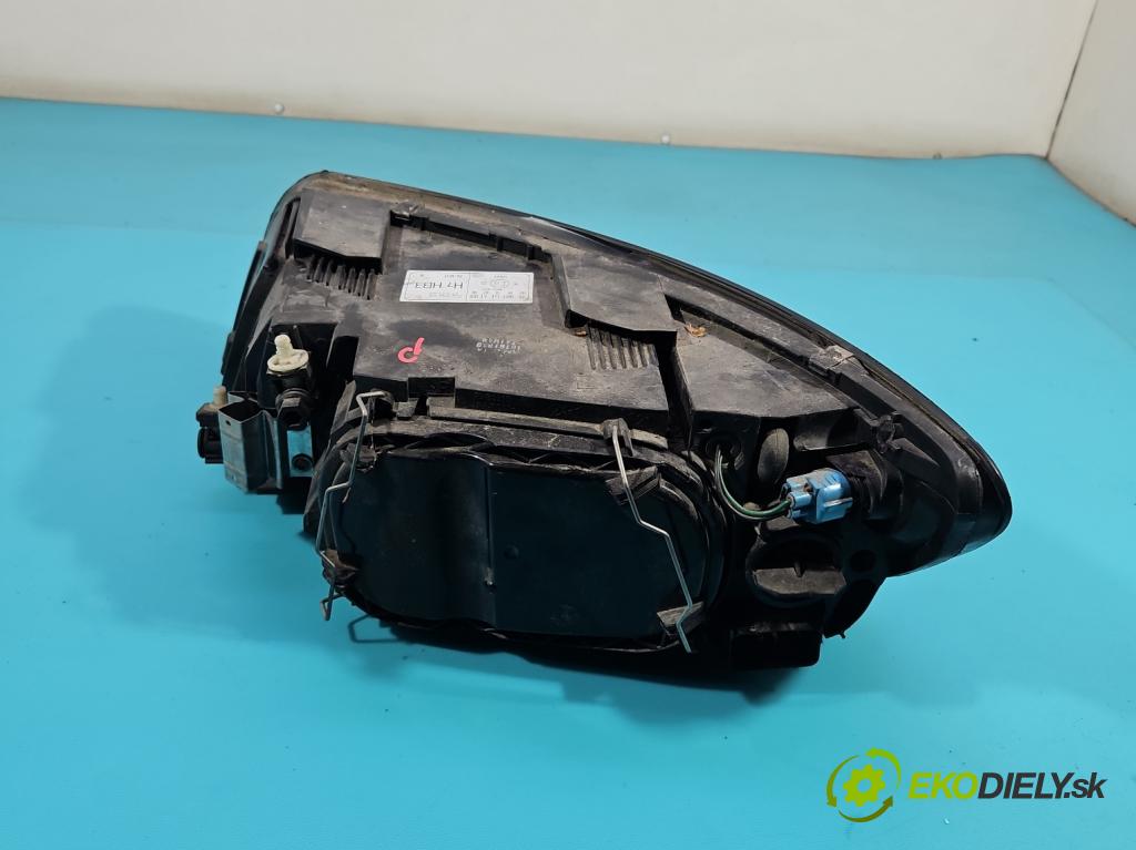 Volvo V50 2.4 140 HP automatic 103 kW 2435 cm3 5- Reflektor: pravý  (Svetlo predné pravé)