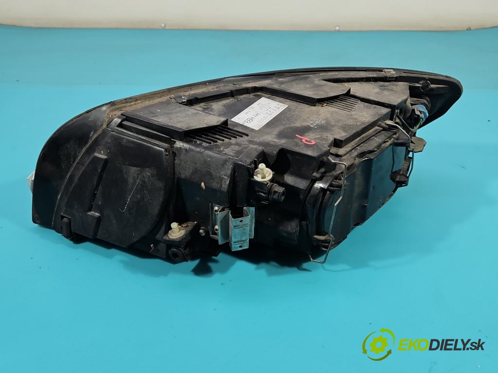 Volvo V50 2.4 140 HP automatic 103 kW 2435 cm3 5- Reflektor: pravý  (Svetlo predné pravé)