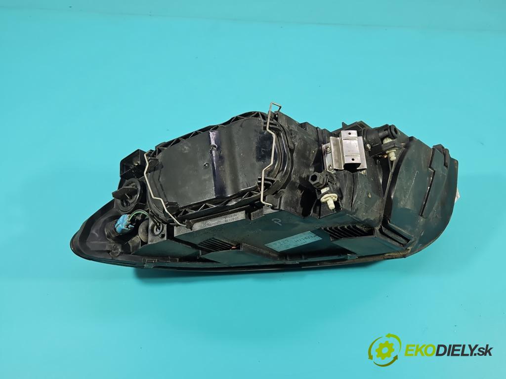 Volvo V50 2.4 140 HP automatic 103 kW 2435 cm3 5- Reflektor: pravý  (Svetlo predné pravé)
