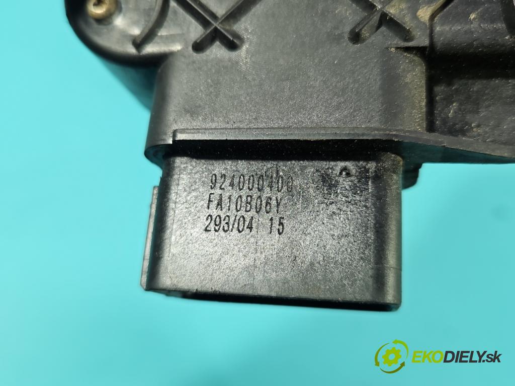 Volvo V50 2.4 140 hp automatic 103 kW 2435 cm3 5- zámek přední pravý 30699447