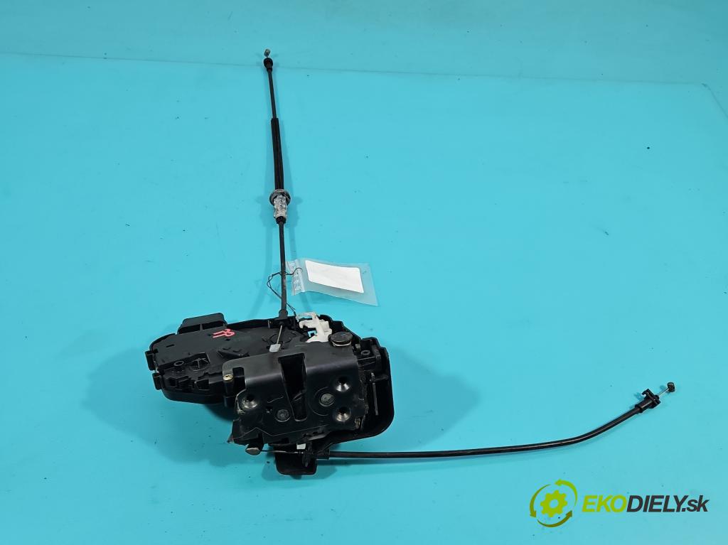 Volvo V50 2.4 140 hp automatic 103 kW 2435 cm3 5- zámek přední pravý 30699447