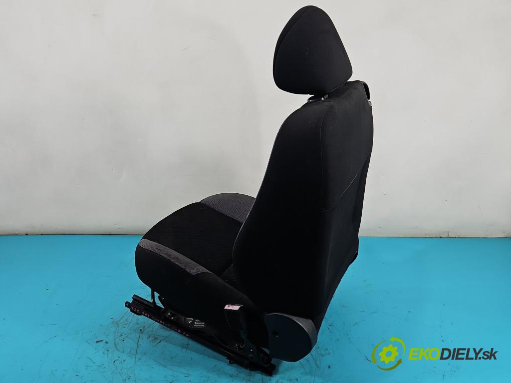 Peugeot 207 1.4 8V 73 hp manual 54 kW 1360 cm3 3- Sedadlo pravý  (Sedadlo)