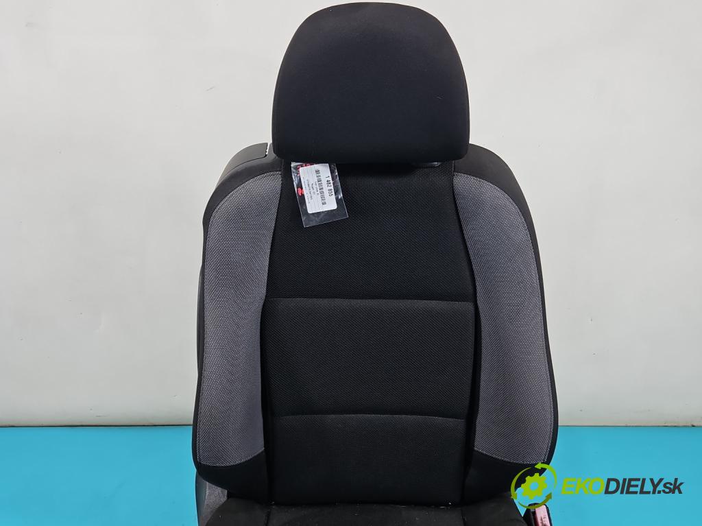 Peugeot 207 1.4 8V 73 hp manual 54 kW 1360 cm3 3- Sedadlo pravý  (Sedadlo)