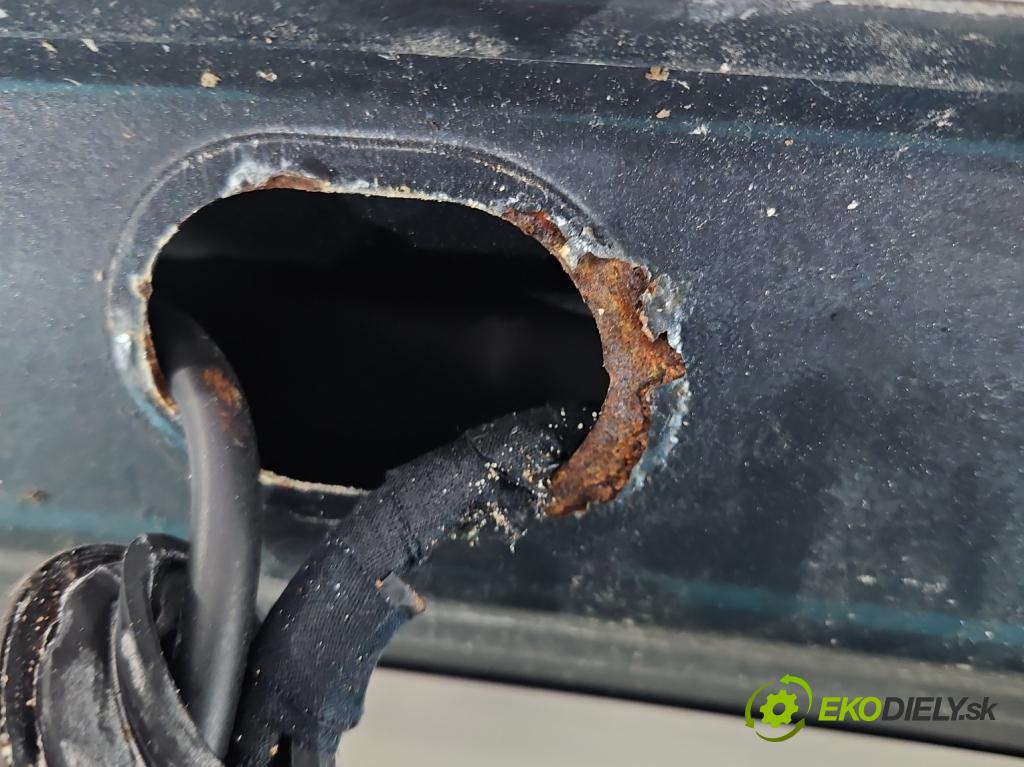 Volvo V50 2.4 140 hp automatic 103 kW 2435 cm3 5- zadní kufrové dveře  (Zadní kapota (kufr))