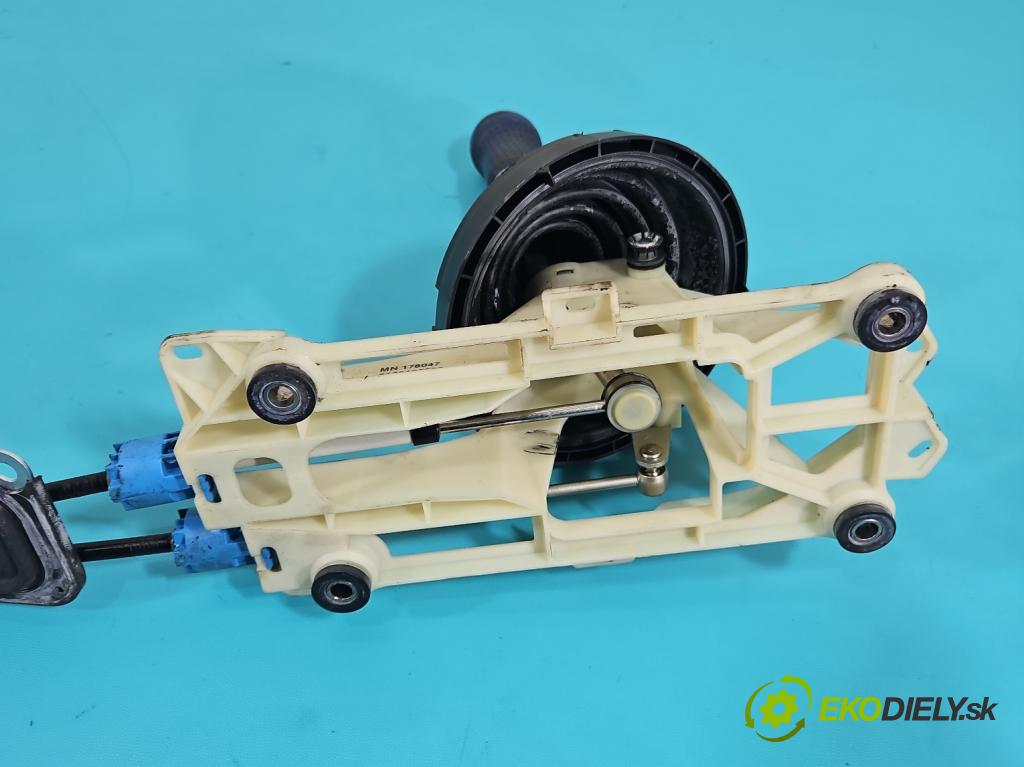 Mitsubishi Colt Z30 VI 2004-2012 1.3 16V 95 HP manual 70 kW 1332 cm3 5- Páka: Změny: stupeň,rýchlosť  (Rýchlostná páka (kulisa))