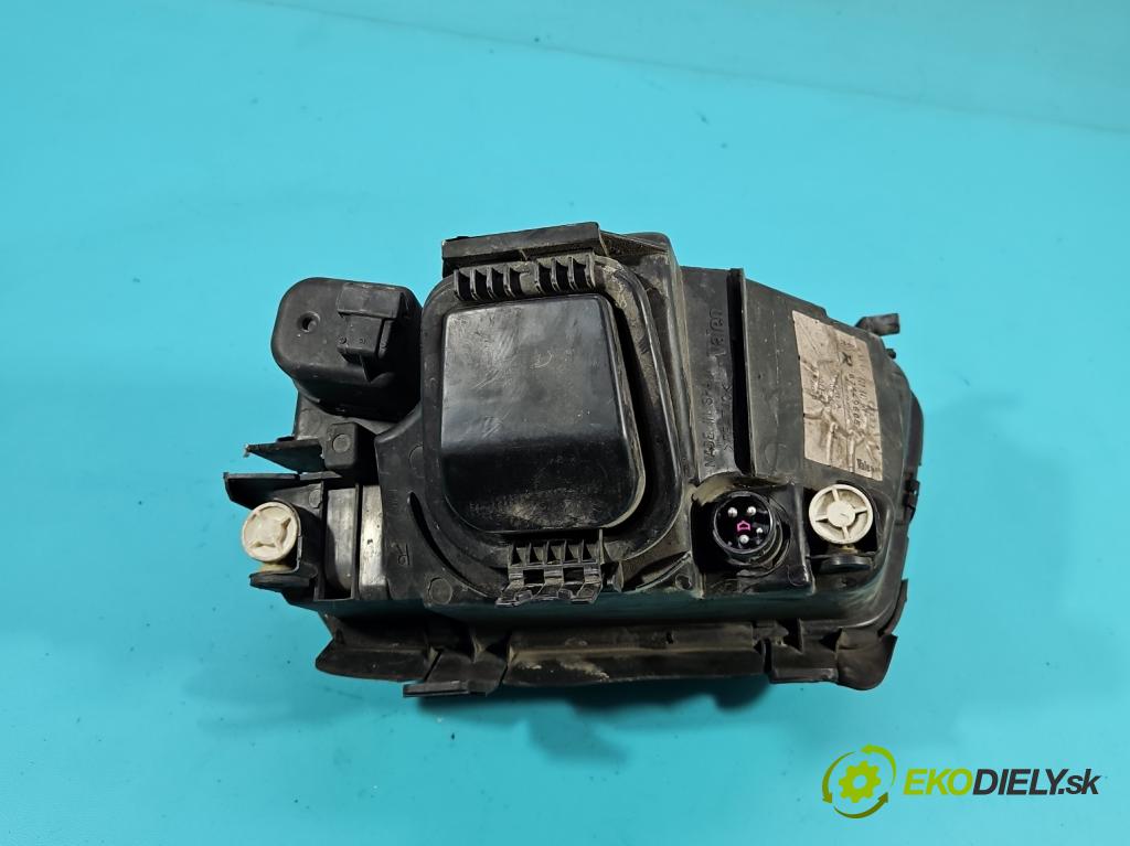 Audi A4 B5 1994-2001 1.6 101 hp manual 74 kW 1595 cm3 4- světlo pravý  (Pravé přední světlo)