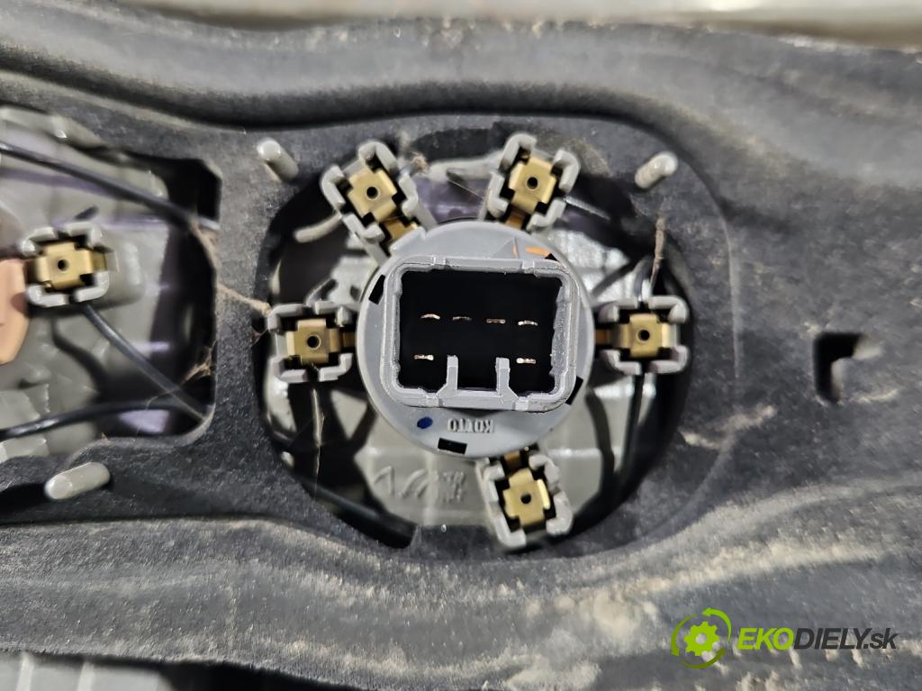 Toyota Corolla E12 2001-2009 1.6 vvti 110 HP manual 81 kW 1598 cm3 5- svetlo / reflektor zadné pravé  (Kľučka dverí ostatné)