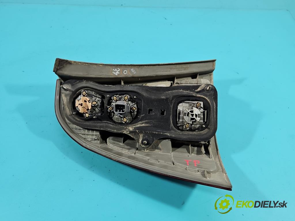 Toyota Corolla E12 2001-2009 1.6 vvti 110 HP manual 81 kW 1598 cm3 5- svetlo / reflektor zadné pravé  (Kľučka dverí ostatné)