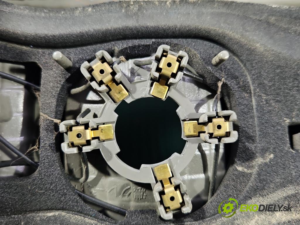 Toyota Corolla E12 2001-2009 1.6 vvti 110 HP manual 81 kW 1598 cm3 5- svetlo / reflektor zadné pravé  (Kľučka dverí ostatné)