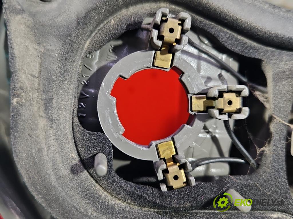 Toyota Corolla E12 2001-2009 1.6 vvti 110 HP manual 81 kW 1598 cm3 5- svetlo / reflektor zadné pravé  (Kľučka dverí ostatné)