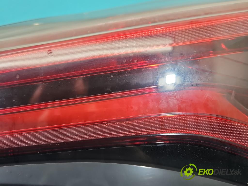 Toyota Rav4 IV 2013-2018 2.0 D4D 143 HP manual 105 kW 1995 cm3 5- svetlo / reflektor zadné pravé 81580-42031 (Kľučka dverí ostatné)