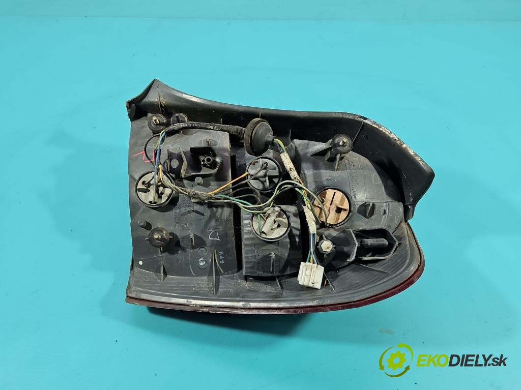 Mazda 323f 1.5 16v 88 hp manual 65 kW 1498 cm3 5- světlo zadní levé  (Klika dveří ostatní)