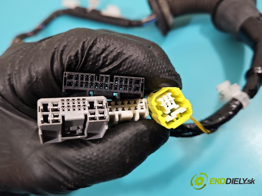 Toyota Rav4 IV 2013-2018 2.0 D4D 143 HP manual 105 kW 1995 cm3 5- Zväzok: dvere predné pravých 82151-42E40B