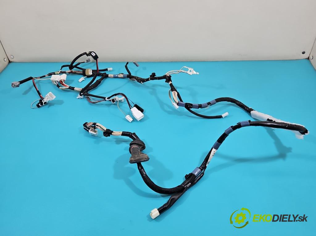 Toyota Rav4 IV 2013-2018 2.0 D4D 143 hp manual 105 kW 1995 cm3 5- Balíček: kufrových dveří zadní 82184-42611