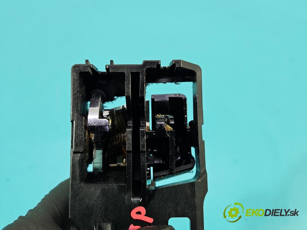 Toyota Rav4 IV 2013-2018 2.0 D4D 143 HP manual 105 kW 1995 cm3 5- rukoväť uvnitř: predné pravé