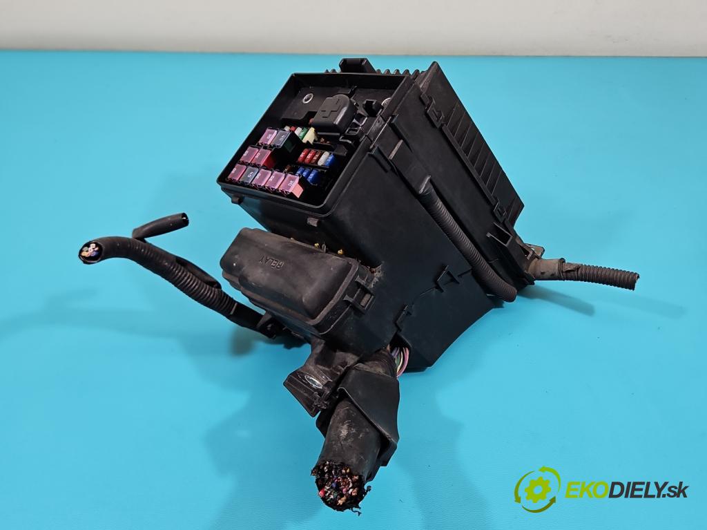 Lexus RX II 2003-2008 3.5 V6 automatic 203 kW 3456 cm3 5- skříňka pojistková  (Pojistková skříňka)