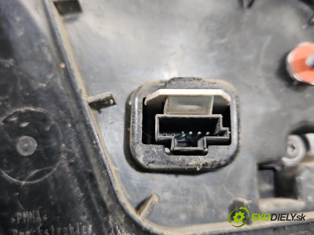 Mercedes E W212 2009-2016 2.2 CDI 136 HP automatic 100 kW 2143 cm3 5- svetlo / reflektor zadné pravé A2129062203 (Kľučka dverí ostatné)