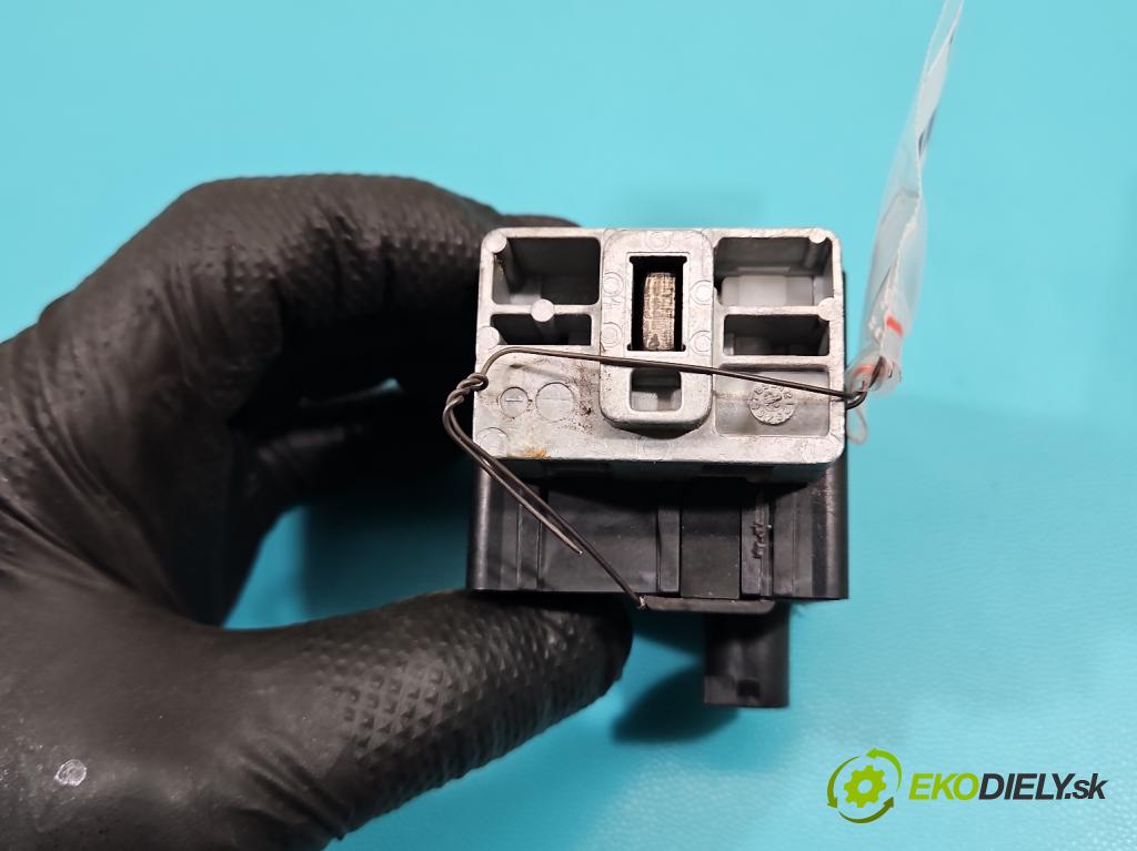 Renault Megane II 2003-2008 1.6 16V 113 HP manual 83 kW 1598 cm3 5- Blokáda: řízení: 8200033233 (Riadenie ostatné)