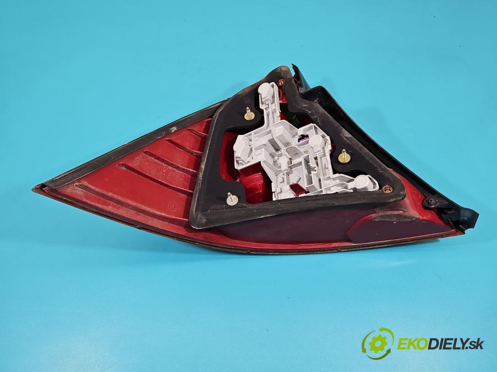 Ford Mondeo Mk3 2000-2007 1.8 16v 110 HP manual 81 kW 1796 cm3 5- svetlo / reflektor zadné pravé 1S71-13404-A (Kľučka dverí ostatné)