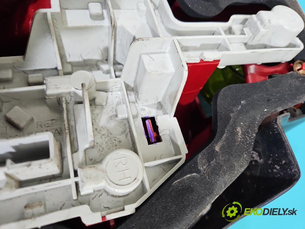 Ford Mondeo Mk3 2000-2007 1.8 16v 110 HP manual 81 kW 1796 cm3 5- svetlo / reflektor zadné pravé 1S71-13404-A (Kľučka dverí ostatné)