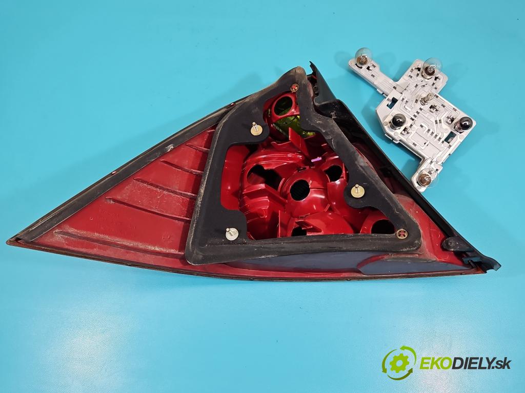 Ford Mondeo Mk3 2000-2007 1.8 16v 110 HP manual 81 kW 1796 cm3 5- svetlo / reflektor zadné pravé 1S71-13404-A (Kľučka dverí ostatné)