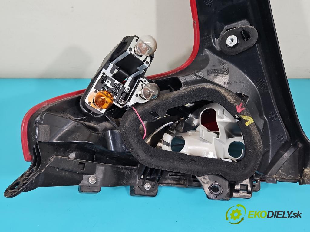 Volvo V40 II 2012-2019 2.0 D4 190 HP manual 140 kW 1969 cm3 5- svetlo / reflektor zadné pravé 31395845 (Kľučka dverí ostatné)