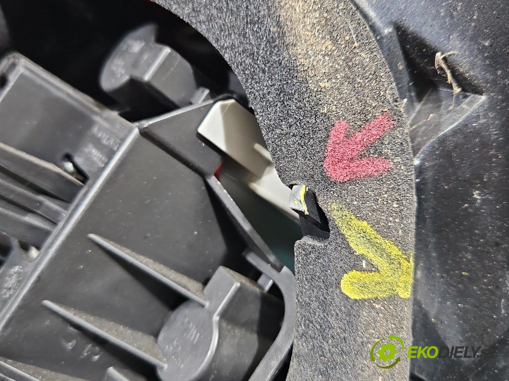 Volvo V40 II 2012-2019 2.0 D4 190 HP manual 140 kW 1969 cm3 5- svetlo / reflektor zadné pravé 31395845 (Kľučka dverí ostatné)