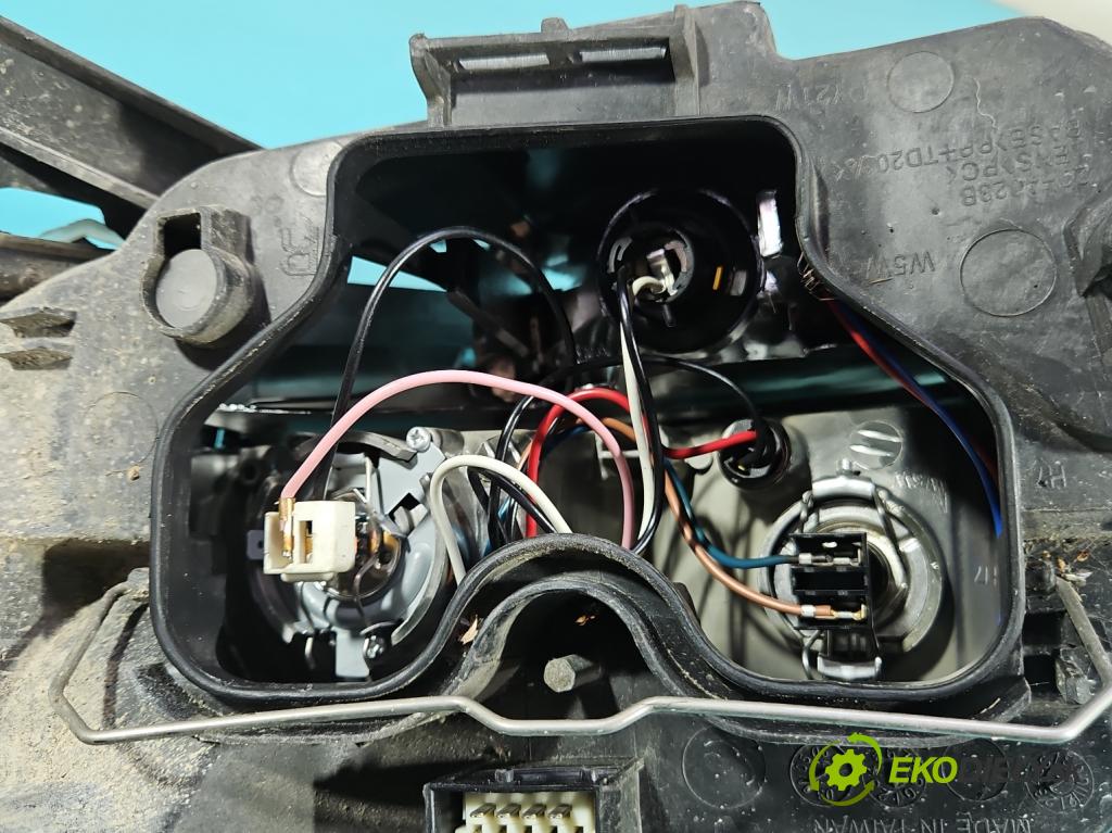 Citroen C3 I 2002-2009 1.4 HDI 68 HP manual 50 kW 1398 cm3 5- Reflektor: pravý  (Svetlo predné pravé)