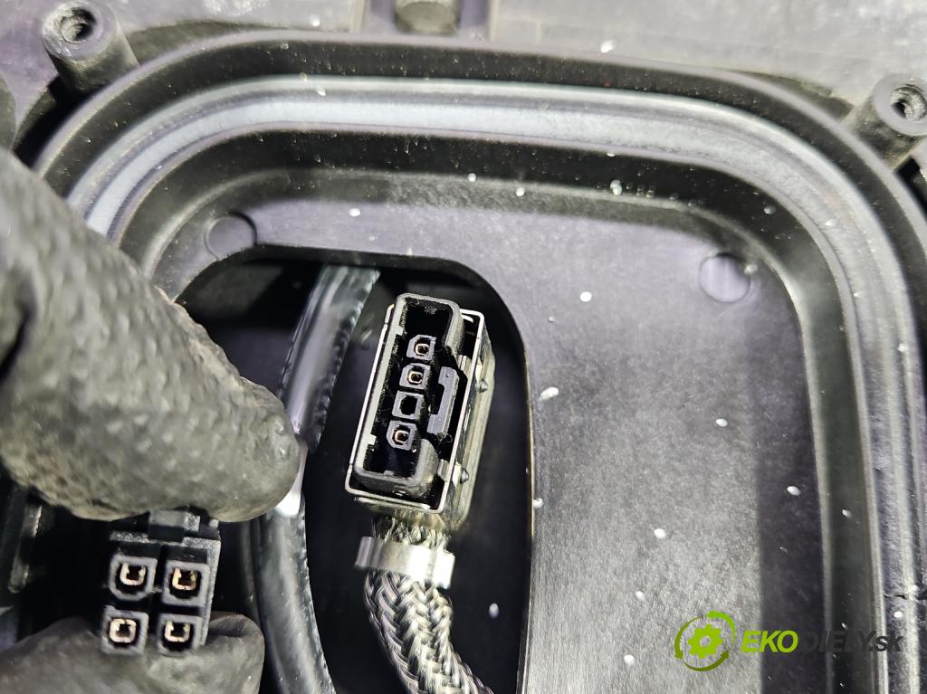 Bmw X3 E83 2003-2010 3.0d 218 HP automatic 160 kW 2993 cm3 5- Reflektor: pravý  (Svetlo predné pravé)