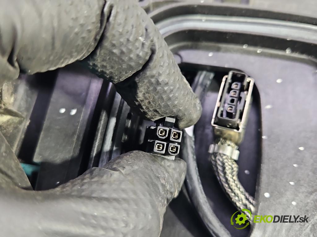 Bmw X3 E83 2003-2010 3.0d 218 HP automatic 160 kW 2993 cm3 5- Reflektor: pravý  (Svetlo predné pravé)