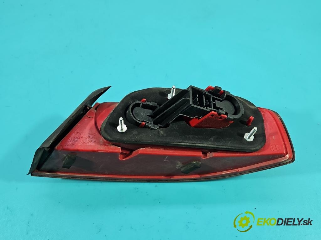 Alfa romeo 159 1.9 jts: 160 HP manual 118 kW 1859 cm3 4- svetlo / reflektor zadné ľavé 939390102 (Kľučka dverí ostatné)