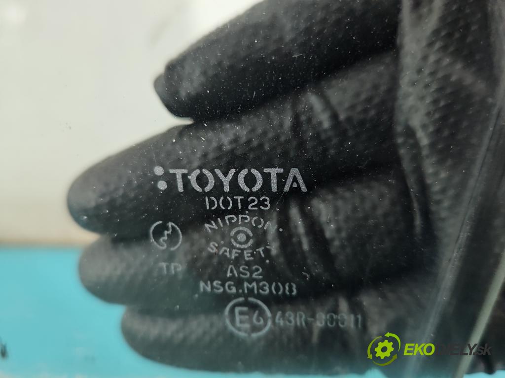 Toyota Corolla Verso I 2001-2004 2.0 d4d 90 hp manual 66 kW 1995 cm3 5- sklo dveře přední levé