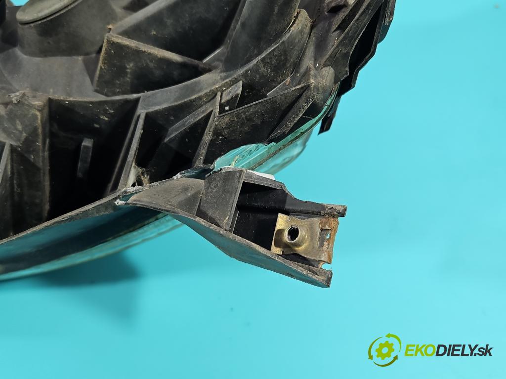 Volvo V70 II 1999-2007 2.4 20v 140 HP manual 103 kW 2435 cm3 5- Reflektor: pravý 8620687 (Svetlo predné pravé)