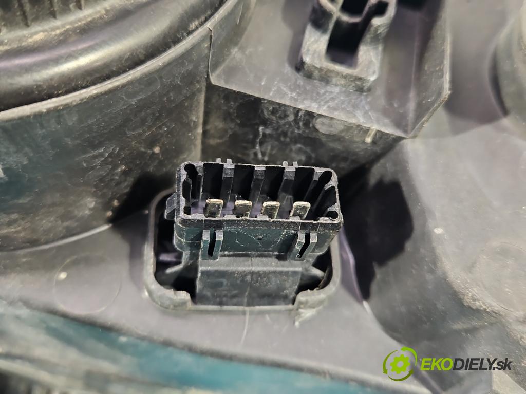 Volvo V70 II 1999-2007 2.4 20v 140 HP manual 103 kW 2435 cm3 5- Reflektor: pravý 8620687 (Svetlo predné pravé)