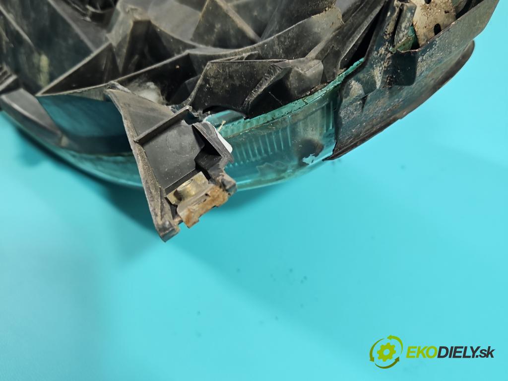 Volvo V70 II 1999-2007 2.4 20v 140 HP manual 103 kW 2435 cm3 5- Reflektor: pravý 8620687 (Svetlo predné pravé)