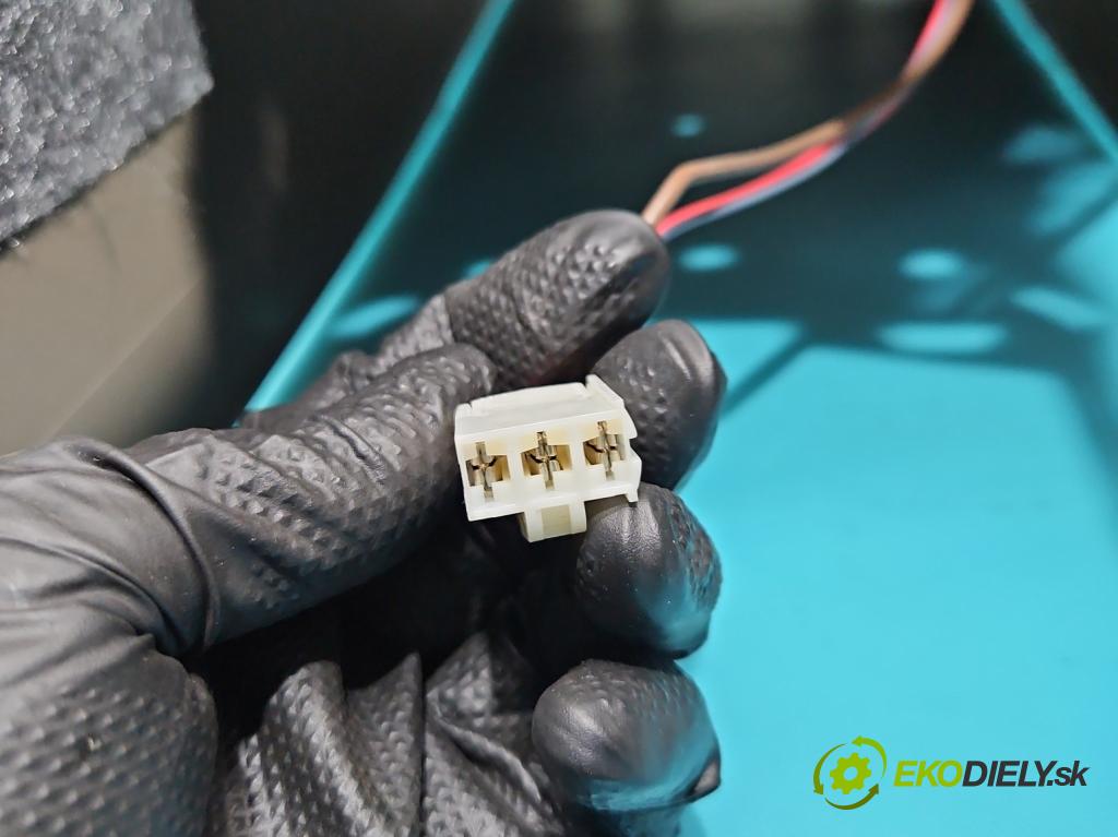 Audi Q5 2008-2016 2.0 tfsi: 220KM automatic 162 kW 1984 cm3 5- operadlo 8R0864981 (Lakťová opierka)