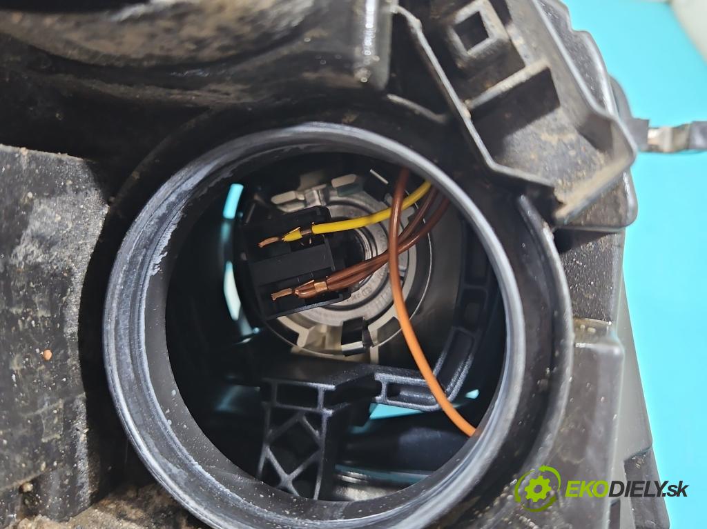 Audi A4 B8 2007-2015 2.7 tdi 190 HP automatic 140 kW 2698 cm3 4- Reflektor: ľavý 8K0941003 (Kľučka dverí ostatné)