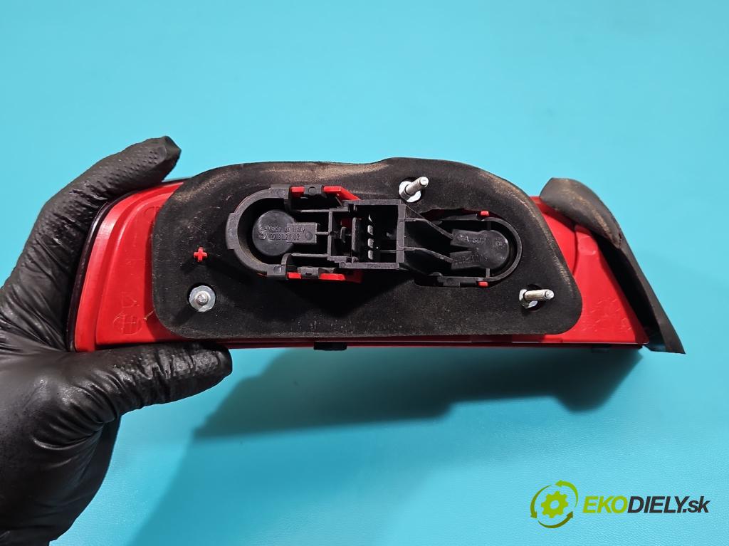 Alfa romeo 159 1.9 jtd 116 HP manual 85 kW 1910 cm3 4- svetlo / reflektor zadné pravé 939532802 (Kľučka dverí ostatné)