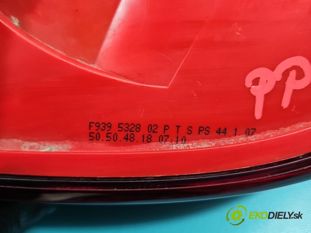 Alfa romeo 159 1.9 jtd 116 HP manual 85 kW 1910 cm3 4- svetlo / reflektor zadné pravé 939532802 (Kľučka dverí ostatné)