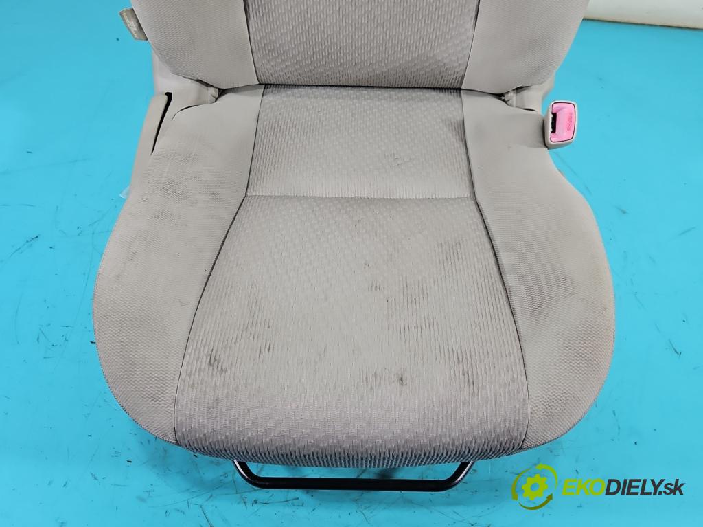 Toyota Avensis III T27 2009-2018 2.0 16v 152KM manual 112 kW 1987 cm3 5- Sedačka pravý  (Sedadlo)
